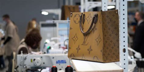 combien gagne un vendeur chez prada